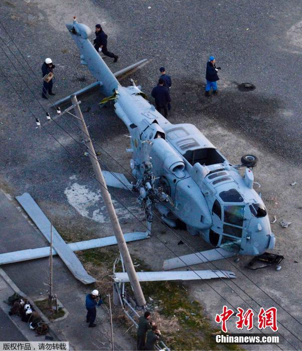 米軍ヘリ、日本の三崎港近くに不時着・横転