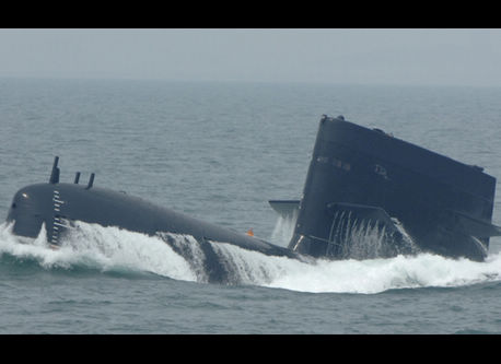 中国海軍、新型潜水艦の写真公開