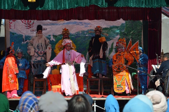 山東省沂源県、「文化のごちそう」を村人に振る舞う