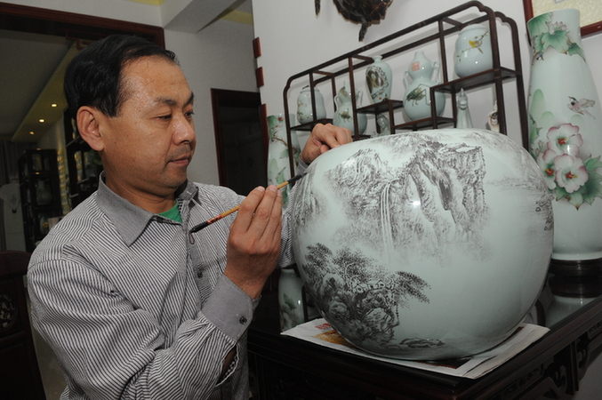 山東省淄川区に、型魯青磁の壺の新作が誕生