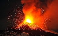 世界中の火山にとって、2013年は非凡な年であっただろう。世界には1500座の活火山が存在し、毎年約50座が噴火する。その度に大量の蒸気や火山灰、有毒ガス、マグマを噴出する。今年地球上で大噴火した火山を海外サイト「The atlantic」がまとめた写真を通して振り返ってみよう。