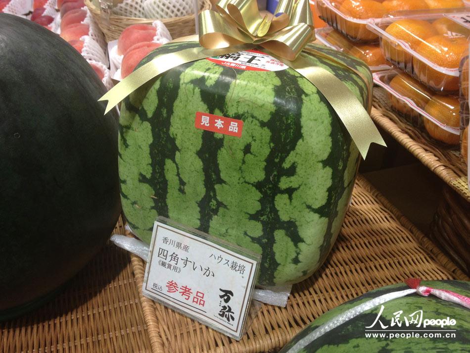 日本香川县产的方形西瓜，生长期间放置在方形的盒子内长成，单个价格15000日元（约合人民币936元）。这种西瓜主要用于观赏，味道不值得期待。（赵松 摄）