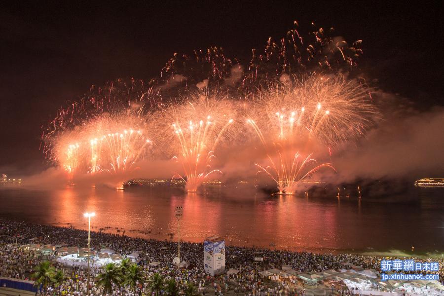 （国际）（1）里约热内卢：海上焰火迎新年