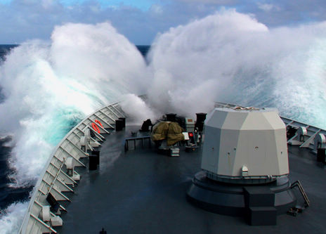 西太平洋に向かう南海艦隊、高波の中で訓練実施