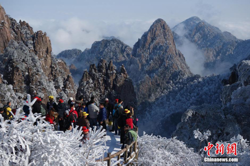 黄山景勝地、初雪を迎え美しい雲海の景色