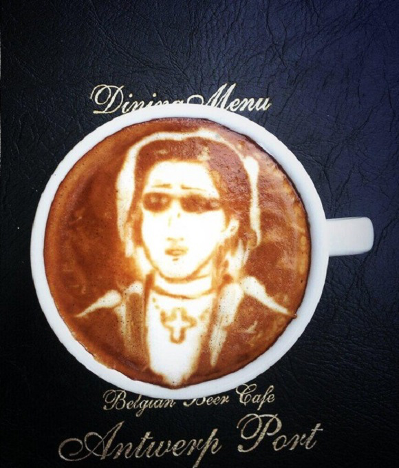 日艺术家创咖啡奶泡新艺术 外星人来逗你玩