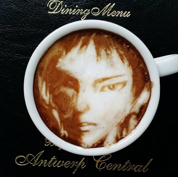 日艺术家创咖啡奶泡新艺术 外星人来逗你玩