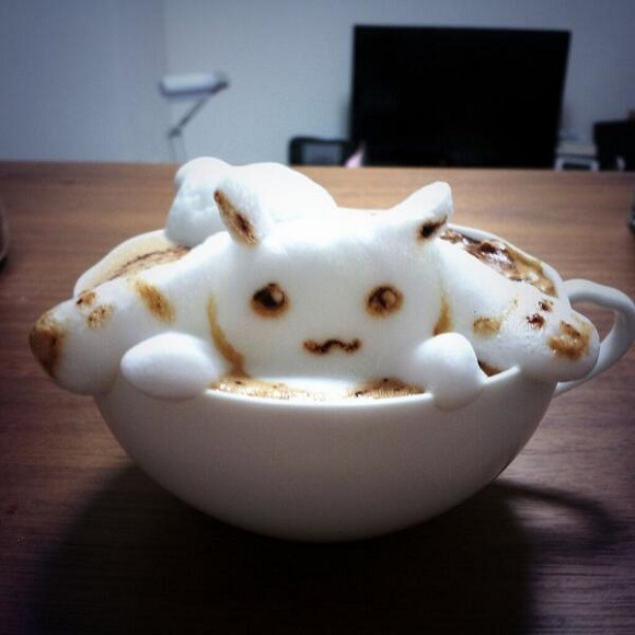 日艺术家创咖啡奶泡新艺术 外星人来逗你玩