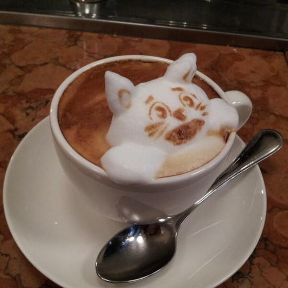 日艺术家创咖啡奶泡新艺术 外星人来逗你玩