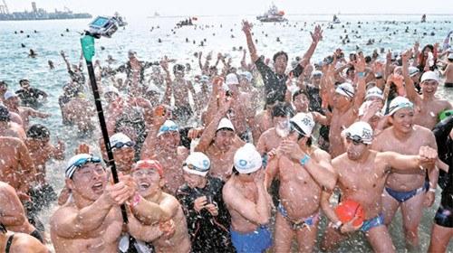 韩国举行裸体马拉松赛 近千人裸体跑十公里(图)