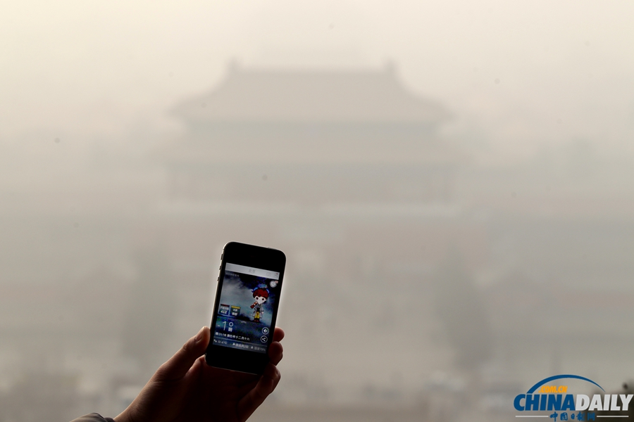 春运首日北京遭遇雾霾 旅客因道路拥堵街边下车