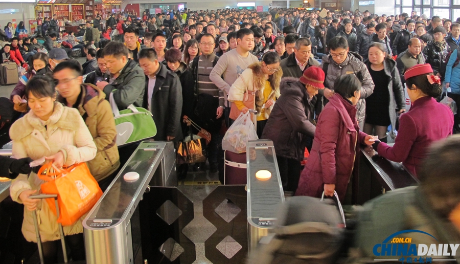 春运首日北京遭遇雾霾 旅客因道路拥堵街边下车