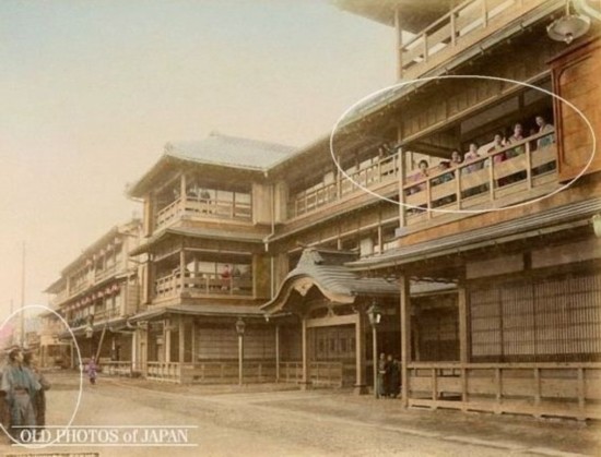 揭密1890年日本妓院：妓女在笼子里由客人挑选（图）