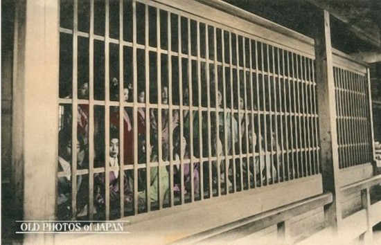 揭密1890年日本妓院：妓女在笼子里由客人挑选（图）