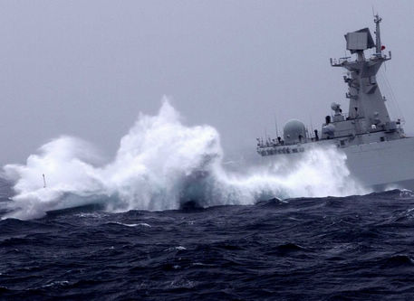 荒波を突き進み、遠洋に向かう中国海軍