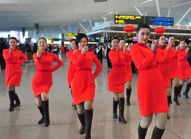 瀋陽空港の「フラッシュ・モブ」　セクシーダンスで新年を迎える