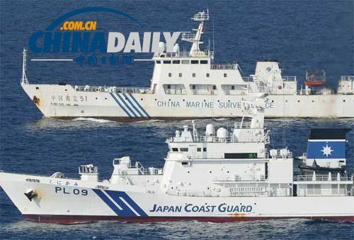中国海监船在钓鱼岛附近海域监视日本船只与日本海上保安厅船只并行。（资料图片）