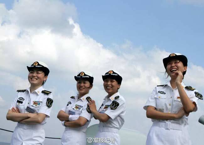 中国海軍「千島湖」艦の美人女性兵士たち　写真集