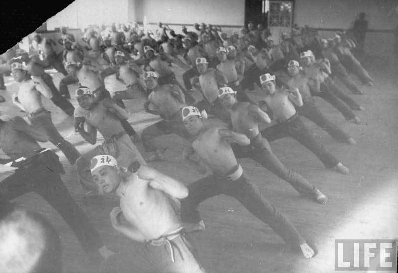 战时进行体育锻炼的航空工人