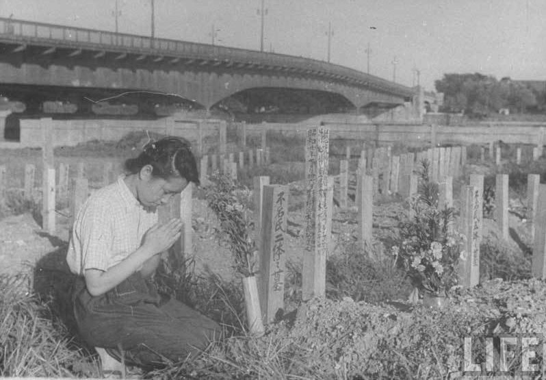 坟前祈祷的日本妇女