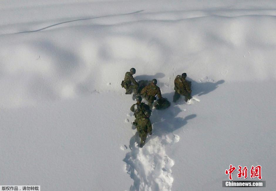 日本、百年に1度の大雪で自衛隊出動