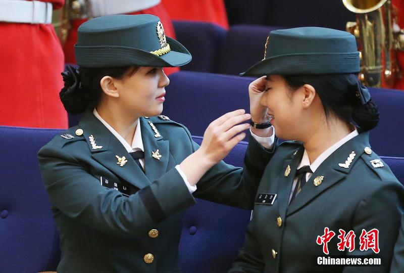 美しい韓国女子大生、女性士官に変身