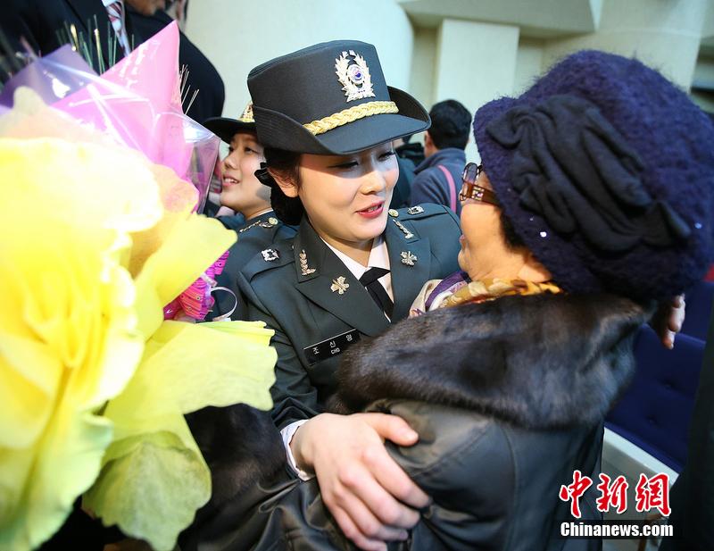 美しい韓国女子大生、女性士官に変身