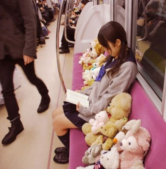 日本地铁奇葩多：神睡姿男、吸盘女、占座熊（图）（4）
