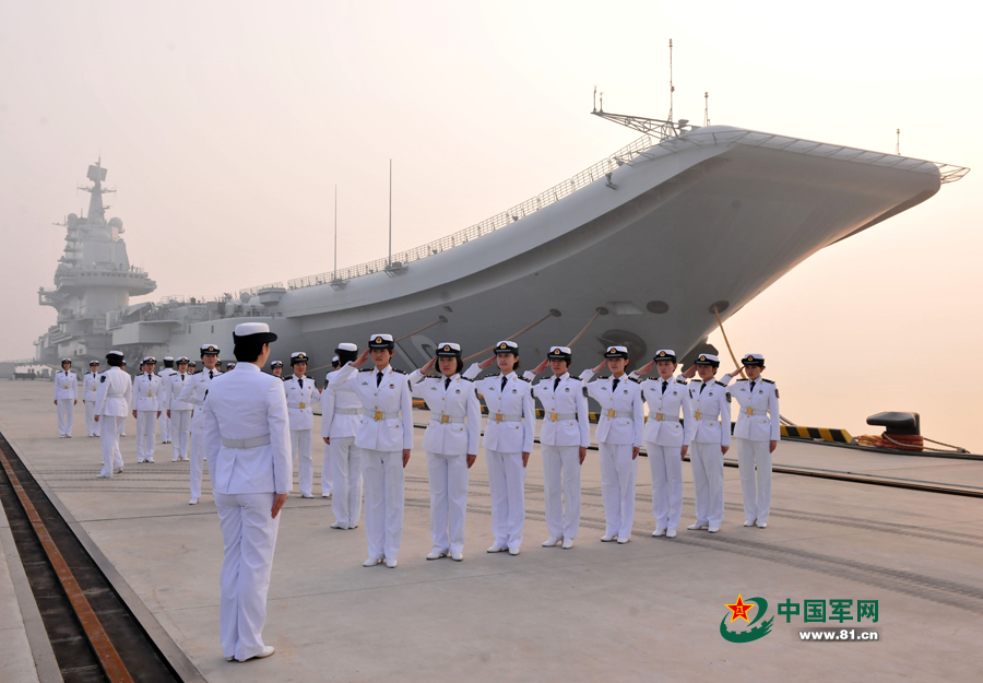 中國空母?遼寧艦　女性船員が揃って登場