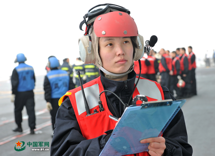 中国空母・遼寧艦　女性船員が揃って登場