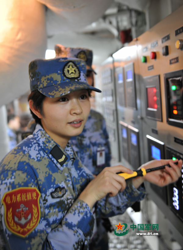 中国空母・遼寧艦　女性船員が揃って登場