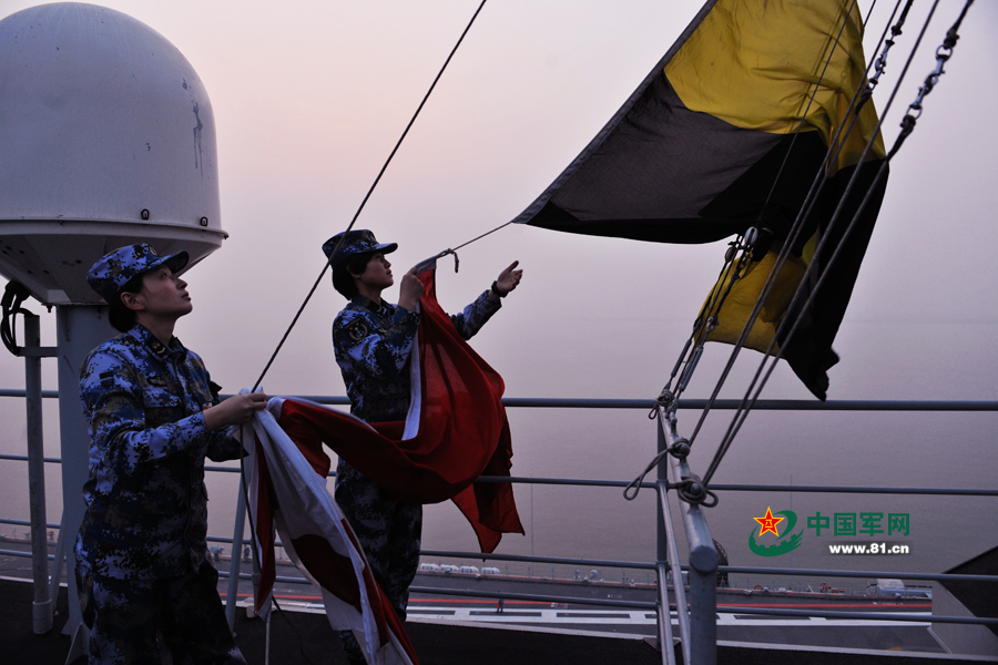 中国空母・遼寧艦　女性船員が揃って登場