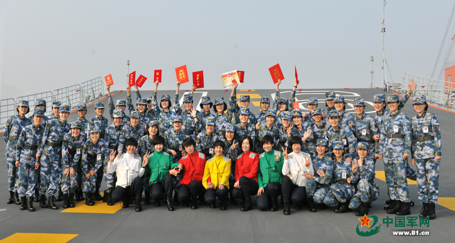 中国空母・遼寧艦　女性船員が揃って登場