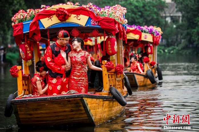 広州で水上の集団結婚式