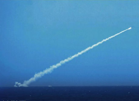 中国海軍キロ級潜水艦、魚雷発射の貴重な画像