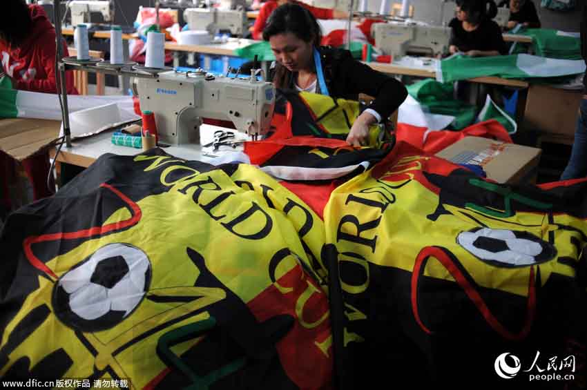 中国の工場でサッカー2014ブラジルW杯の参加国の国旗製造