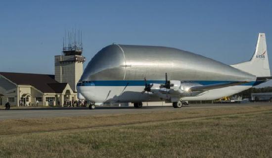 空飛ぶクジラ、翼長48メートルの大型輸送機