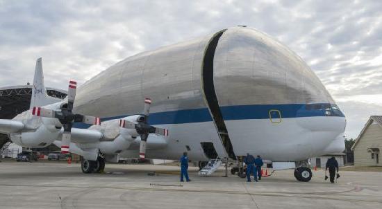 空飛ぶクジラ、翼長48メートルの大型輸送機