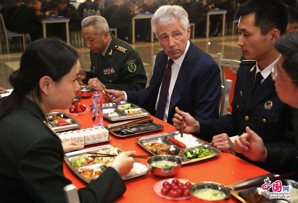 美国国防部长与北京昌平士官学校学员共进午餐