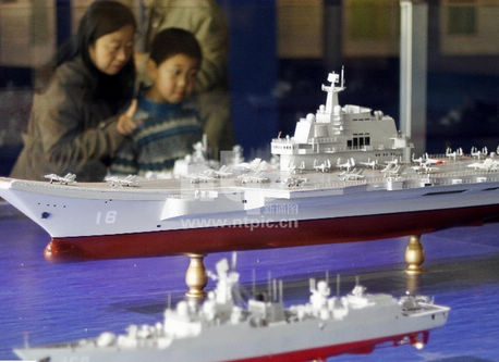 中国海軍創立65周年、空母艦隊の模型が登場