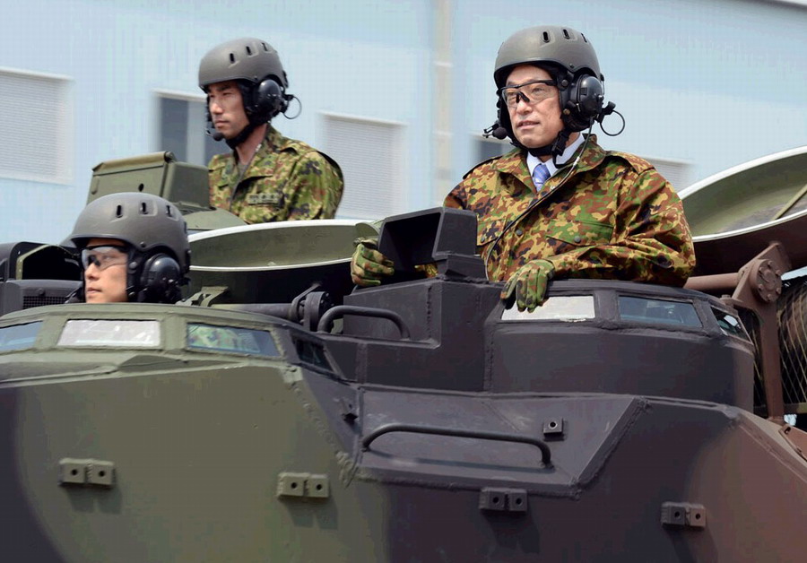 日本购入美AAV7水陆两栖战车 防卫相试乘