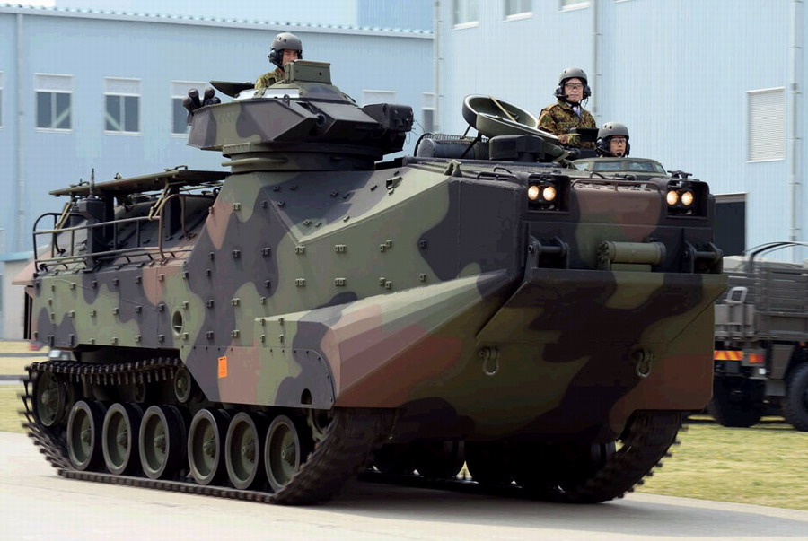 日本购入美AAV7水陆两栖战车 防卫相试乘