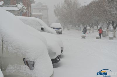 中国新疆ウイグル自治区のバルクルやカザフで大雪