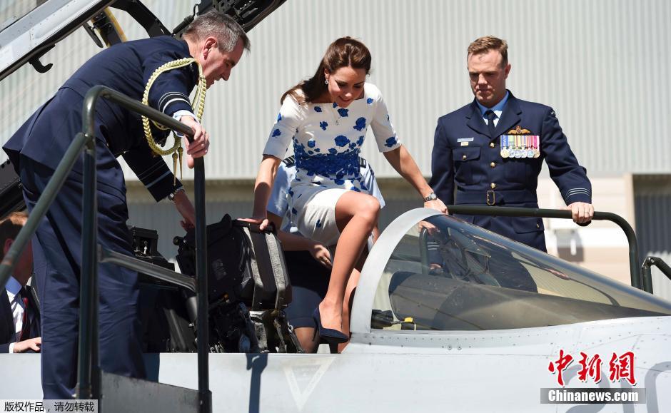 英キャサリン妃が空軍基地を見学　スカートで「ホーネット」に試乗