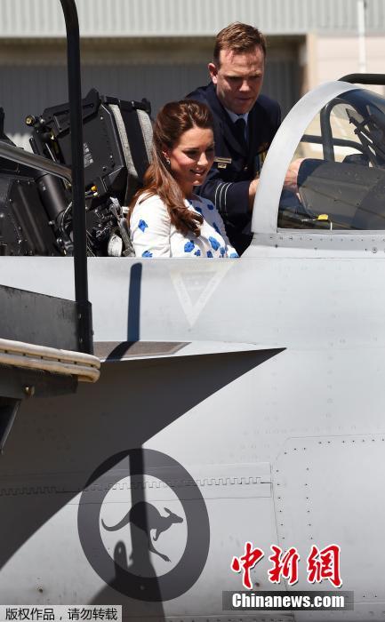 英キャサリン妃が空軍基地を見学　スカートで「ホーネット」に試乗