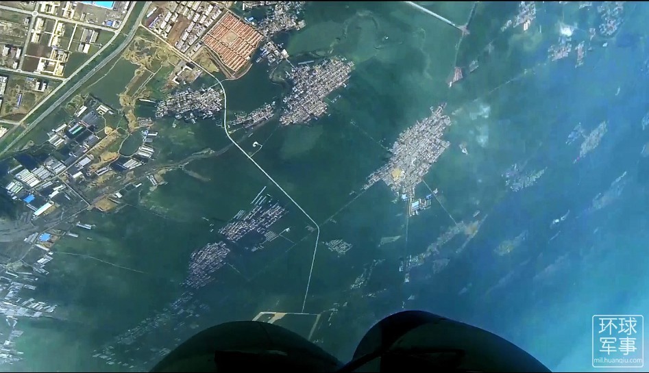 中国空母の動画第2部が登場　J-15複座艦載機が空中を舞う