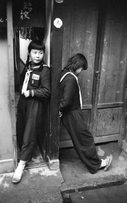 1957年的女生校服，战后物资匮乏，只好穿这种长裤。