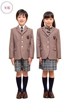 升学率很高的洛南高等学校附小的校服。