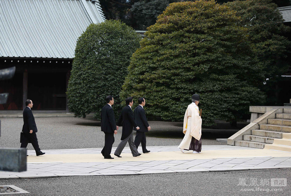 安倍参拜靖国神社