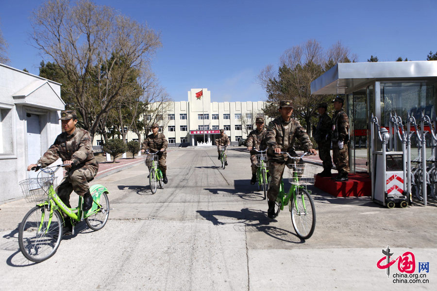 官兵骑车自行车在边防线上巡逻[组图]